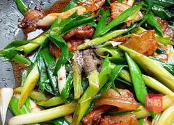 Illustration of how to make garlic twice-cooked pork 10