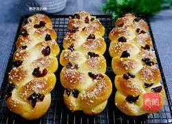 Illustration of how to make braided cranberry crispy bread 12