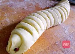 Illustration of how to make caterpillar bread 7