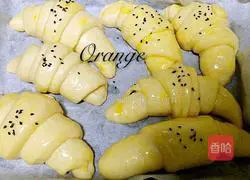 Illustration of how to make butter bean croissants 8