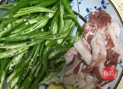 Illustration of how to cook pork with green pepper and salt 2