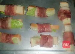 Illustration of how to make bacon, lettuce and toasted bread 4