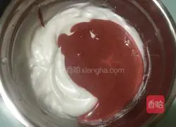 Illustration of how to make red yeast powder cream cake roll 10