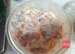 Illustration of how to make sweet and sour pot pork buns 4