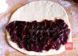 Illustration of how to make caterpillar bread 5