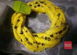 Illustration of how to make black currant and coconut wreath bread 16