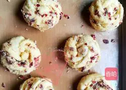 Super detailed illustration of how to make cranberry coconut flower bread 17