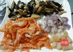 Illustration of how to make fried glutinous rice with preserved meat 4