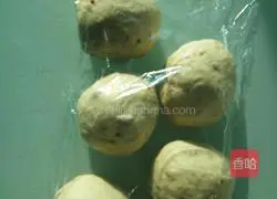 Illustration of how to make red date bread 5