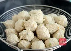 Illustration of how to make chicken meatballs with tomato sauce 11