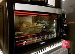 Illustration of how to make cranberry coconut hand-shredded bread 18