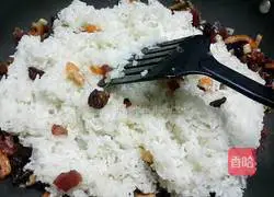 Illustration of how to make fried glutinous rice with preserved meat 7
