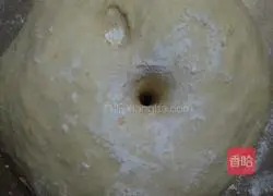 Illustration of how to make cream cranberry layer buns 6