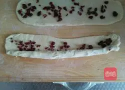 Illustration of how to make Christmas wreath bread 13