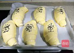 Illustration of how to make croissants 12