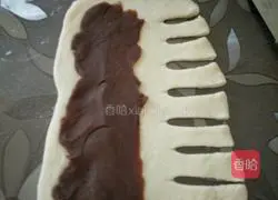 Illustration of how to make caterpillar bread 10