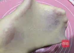 Illustration of how to make light butter buns 1