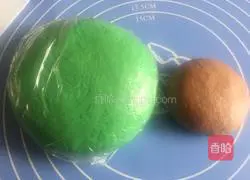 Illustration of how to make Christmas tree bread 3