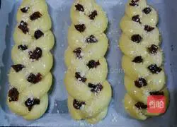 Braid of dried cranberry crisps Illustration of how to make bread 11