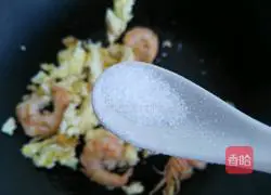 Illustration of how to stir-fry shrimps with egg white 6