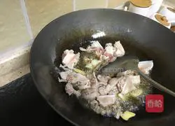 Illustration of how to make fried pork with green pepper and salt 3