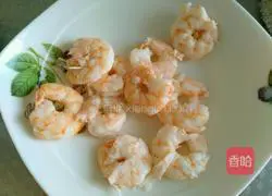 Illustration of how to stir-fry shrimps with egg white 2