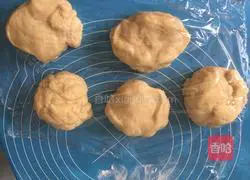 Illustration of how to make caterpillar bread 11