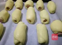 Illustration of how to make mini sausage bread 13