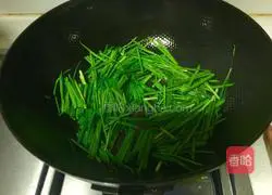 Illustration of how to stir-fry mussels with leeks 4
