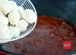 Illustration of how to make chicken meatballs with tomato sauce 16