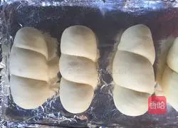Illustration of how to make hot dog buns 8