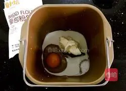 Illustration of how to make meat floss rolls 3