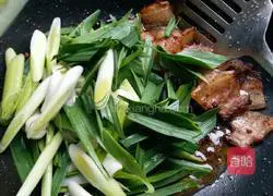 Illustration of how to make garlic twice-cooked pork 9