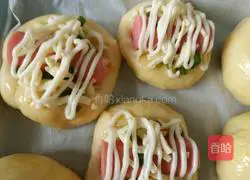 Illustration of how to make scallion cheese and ham bread 11