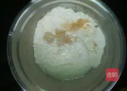 Baby croissants Illustration of how to do it 1