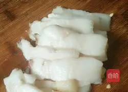 Illustration of how to cook twice-cooked pork with lettuce 3