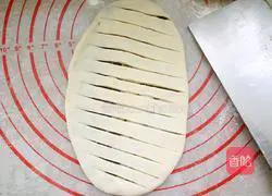 Illustration of how to make bean paste roll flower bread 14