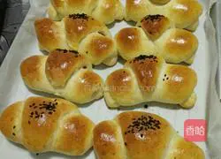 Illustration of making honey bean croissants 14