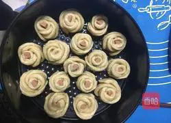 Illustration of how to make rose ham sausage bread 9