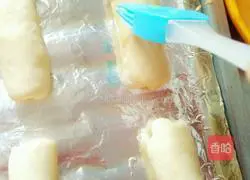 Illustration of how to make scallion sausage bread 12