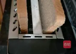 Illustration of how to make toasted bread slices with tomato sauce 5