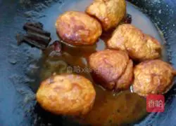 Illustration of making sweet and sour pork ribs with tiger preserved eggs 7