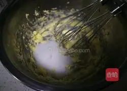 Illustration of how to make black currant and coconut wreath bread 4