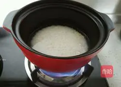 Illustration of how to make preserved meat clay pot rice 3