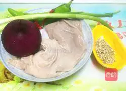 Illustration of how to stir-fry pork belly with onions 1