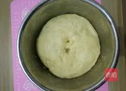 Illustration of how to make chive cheese bread 2
