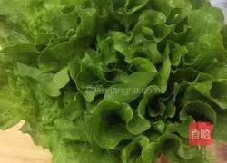 Pouring Illustration of how to make lettuce with oyster sauce 1