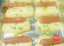 Illustration of how to make scallion sausage bread 16