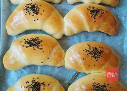 Illustration of how to make meat floss croissants 17