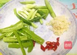 Illustration of how to stir-fry pork belly with onions 4